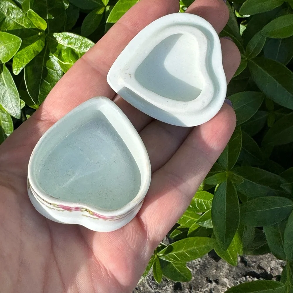 Small floral porcelain made in England heart shaped trinket box - Picture 2 of 15